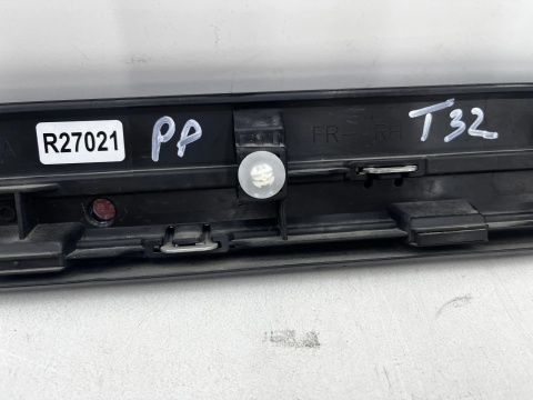 Listwa Nissan X-Trail T32 LIFT 17-22r. prawa przednia DOLNA nakładka drzwi CHROM prawy przód 808766fr0a