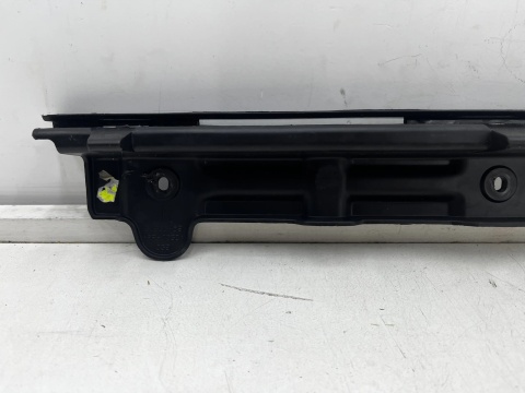 Ślizg Fiat 500 08-24r. tylne środkowe mocowanie zderzaka wspornik wzmocnienie tył 51865469