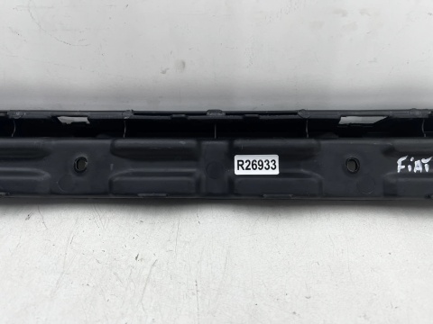 Ślizg Fiat 500 08-24r. tylne środkowe mocowanie zderzaka wspornik wzmocnienie tył 51865469