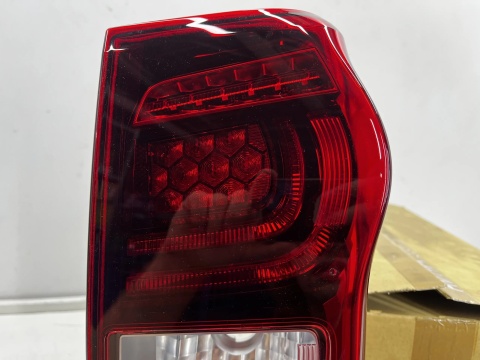 Lampa Isuzu D-Max 2 II 11-19r. NOWA prawa tylna EU Oryginalna LED w błotnik prawy tył 98235556 8-98235556-0