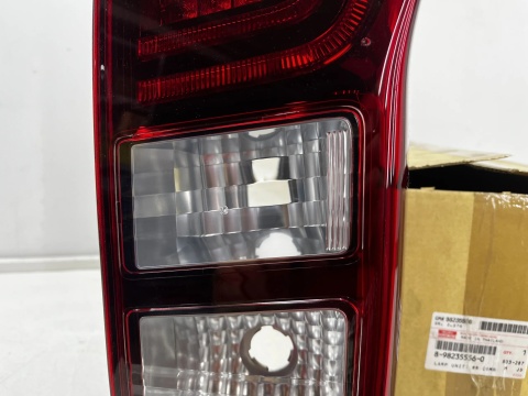 Lampa Isuzu D-Max 2 II 11-19r. NOWA prawa tylna EU Oryginalna LED w błotnik prawy tył 98235556 8-98235556-0