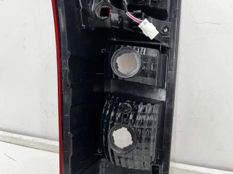 Lampa Isuzu D-Max 2 II 11-19r. NOWA prawa tylna EU Oryginalna LED w błotnik prawy tył 98235556 8-98235556-0