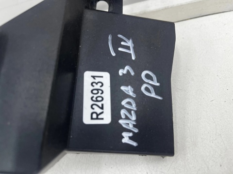 Ślizg Mazda 3 IV BP 19r.- prawe przednie mocowanie reflektora zderzaka uchwyt pod lampę prawy przód bcka-50151