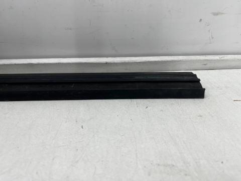 Uszczelka BMW 6 F12 F13 F06 10-18r. prawa przednia górna uszczelka szyby prowadnica szyby prawy przód 7217492