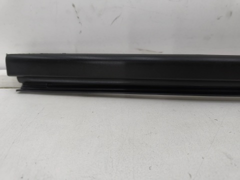 Listwa Renault Trafic 3 III Opel Vivaro B 14r.- prawa nakładka zgarniająca szyby przedniej czołowej zaślepka 93867905
