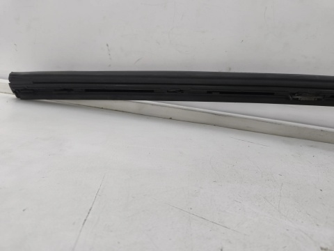 Listwa Renault Trafic 3 III Opel Vivaro B 14r.- prawa nakładka zgarniająca szyby przedniej czołowej zaślepka 93867905