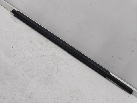 Listwa Suzuki Swift 5 V 10-17r. NOWA prawa tylna uszczelka drzwi zewnętrzna szyby zgarniająca prawy tył 83831-71l03