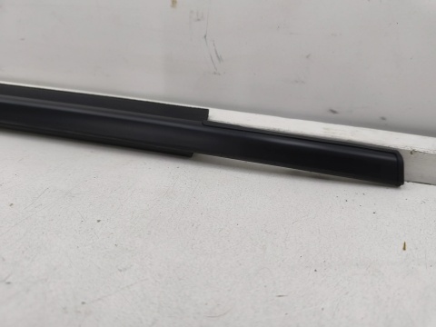 Listwa Suzuki Swift 5 V 10-17r. NOWA prawa tylna uszczelka drzwi zewnętrzna szyby zgarniająca prawy tył 83831-71l03