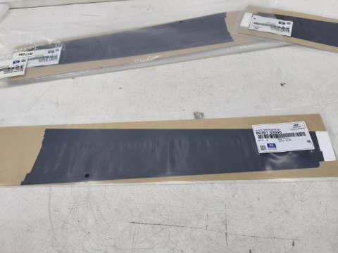 Folia ochronna Hyundai Tucson 3 III 15-20r. NOWA naklejka słupka środkowego ramki drzwi PRAWYCH tylnych CZARNY MAT 86391-d3000