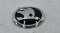 Znaczek Skoda Karoq 17r.- przedni znaczek atrapy noska maski zderzaka emblemat przód ORYGNALNY 57a853621