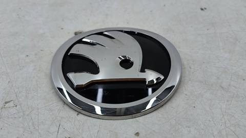 Znaczek Skoda Karoq 17r.- przedni znaczek atrapy noska maski zderzaka emblemat przód ORYGNALNY 57a853621