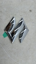 Znaczek Suzuki SX4 Swift IV Splash Vitara 04r.- 80x80mm. NOWY znaczek emblemat na klapę bagażnika ORYGNALNY 77811-63j00-0pg