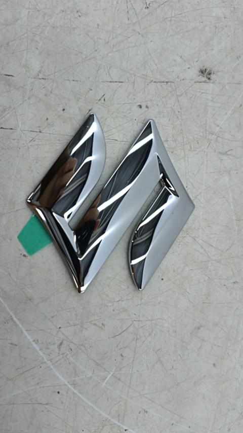 Znaczek Suzuki SX4 Swift IV Splash Vitara 04r.- 80x80mm. NOWY znaczek emblemat na klapę bagażnika ORYGNALNY 77811-63j00-0pg