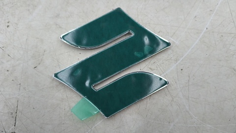 Znaczek Suzuki SX4 Swift IV Splash Vitara 04r.- 80x80mm. NOWY znaczek emblemat na klapę bagażnika ORYGNALNY 77811-63j00-0pg