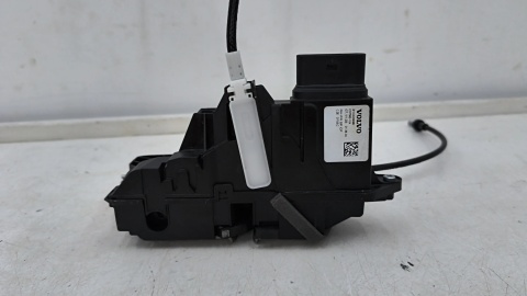 Zamek drzwi Volvo XC90 II 14r.- prawy przedni zamek drzwi dwie linki 4 piny prawy przód 31440998