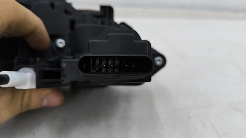 Zamek drzwi Volvo XC90 II 14r.- prawy przedni zamek drzwi dwie linki 4 piny prawy przód 31440998