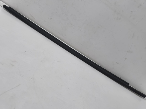 Listwa Toyota Yaris 3 III 11-20r. NOWA lewa przednia uszczelka drzwi zewnętrzna szyby zgarniająca lewy przód 68210-0D150