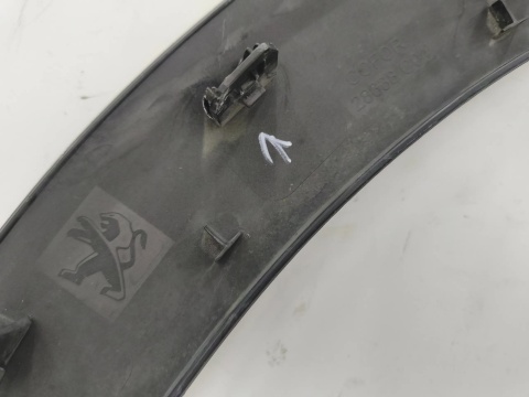 Listwa błotnika Peugeot 5008 II 16-24r. lewy tylny rant nadkola błotnika CIENKI WĄSKI nakładka lewy tył 9814071477