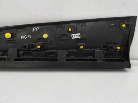 Listwa drzwi MG 4 MG4 22r.- prawa przednia dolna nakładka drzwi nakładka prawy przód 11197523-2 11101665