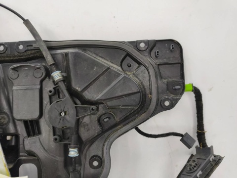 Podnośnik szyb Mazda 3 BP 13-18r. HB prawa tylna obudowa panel stelaż linki podnoszenia silniczek bjs77297x