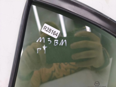 Szyba boczna Mazda 3 BM 13-18r. HB prawy tylny trójkąt karoseryjna przyciemniana bjs772651