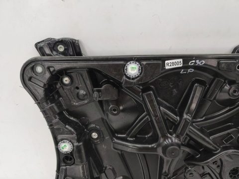 Podnośnik szyb BMW 5 G30 G31 17-24r. lewa przednia obudowa panel stelaż linki podnoszenia bez silniczka 7360423