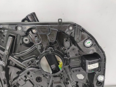 Podnośnik szyb BMW 5 G30 G31 17-24r. lewa przednia obudowa panel stelaż linki podnoszenia bez silniczka 7360423