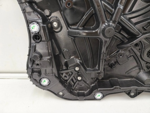 Podnośnik szyb BMW 5 G30 G31 17-24r. lewa przednia obudowa panel stelaż linki podnoszenia bez silniczka 7360423