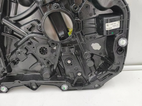 Podnośnik szyb BMW 5 G30 G31 17-24r. lewa przednia obudowa panel stelaż linki podnoszenia bez silniczka 7360423