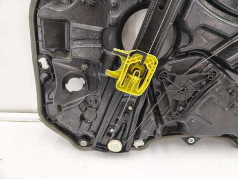 Podnośnik szyb BMW 5 G30 G31 17-24r. lewa przednia obudowa panel stelaż linki podnoszenia bez silniczka 7360423