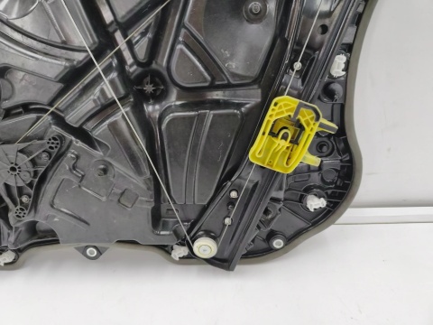 Podnośnik szyb BMW 5 G30 G31 17-24r. lewa przednia obudowa panel stelaż linki podnoszenia bez silniczka 7360423