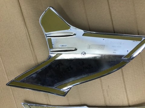Plastik Toyota rav 4 12-15 osłona nakładka chrom lampy tylnej prawy tył KOMPLET pzd38-0r005