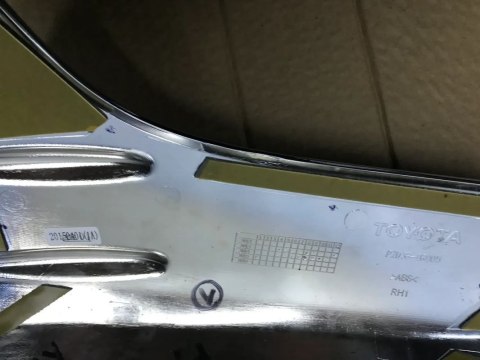 Plastik Toyota rav 4 12-15 osłona nakładka chrom lampy tylnej prawy tył KOMPLET pzd38-0r005