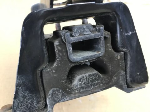 Poduszka skrzynia biegów toyota aygo citroen C1 peugeot 107 05-14 1,0 benzyna 1KRB52