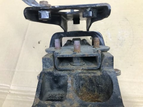 Poduszka skrzynia biegów toyota aygo citroen C1 peugeot 107 05-14 1,0 benzyna 1KRB52