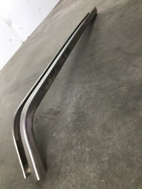 Prowadnica drzwi Volkswagen Vw Caddy 3 III boczna listwa zawias 03-20r 2K0843872C