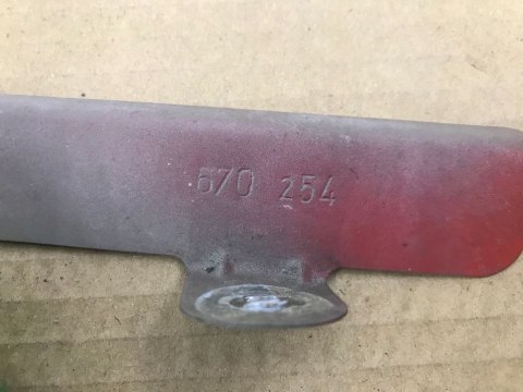 Ślizg DACIA LOGAN 1 I MCV 05-14r. mocowanie wspornik uchwyt błotnika lewe prawe przednie