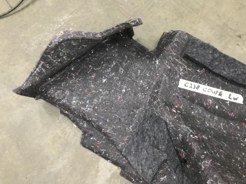 Tapicerka Mercedes E klasa Coupe C238 3 III 17- boczek bagażnika lewy poszycie wykładzina
