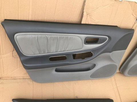 Tapicerka Nissan Altima L30 98-01r boczki drzwi komplet