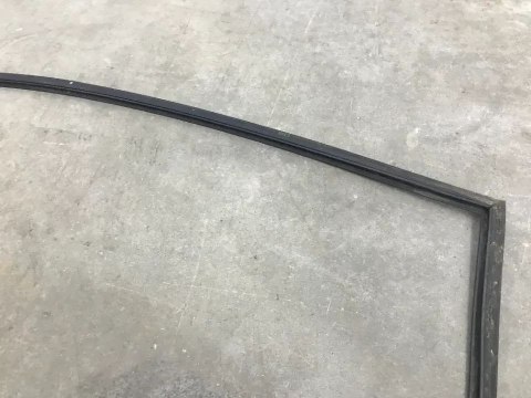 Uszczelka Opel Tigra B 04-09 szyby czołowej przedniej klin