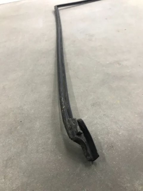 Uszczelka Opel Tigra B 04-09 szyby czołowej przedniej klin