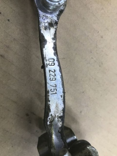 Zawias drzwi Opel Vectra C Signum ogranicznik prawy tył przód 09229751 09229749