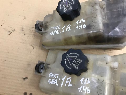 Zbiorniczek Peugeot Citroen płynu chłodzącego wyrównawczy 1.1b 1.4b