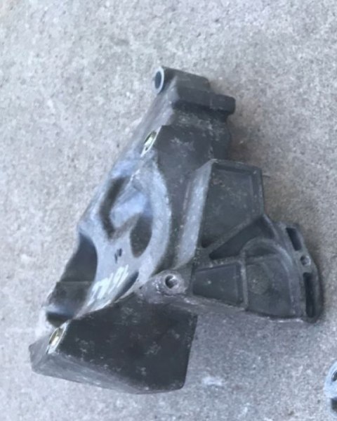 Łapa silnika Vw PASSAT B5 AUDI 1.6b wspornik mocowanie ALTERNATORA SPRĘŻARKI