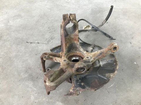 Zwrotnica VW Caddy 3 III 03-10r. 2.0 SDi DIESEL piasta prawa przednia prawy przód