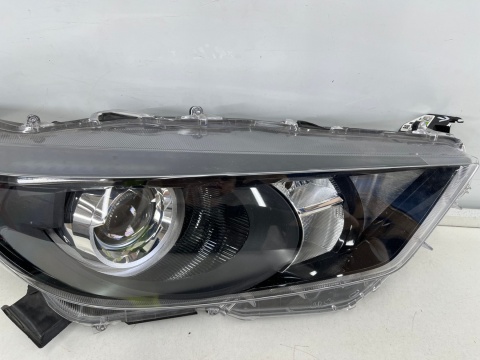Lampa reflektor Toyota Yaris IV 4 19r.-> prawa przednia oryginał