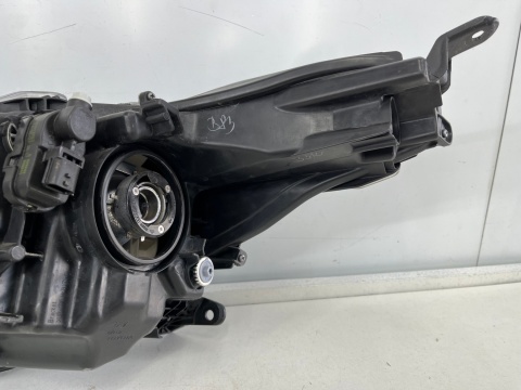 Lampa reflektor Toyota Yaris IV 4 19r.-> prawa przednia oryginał