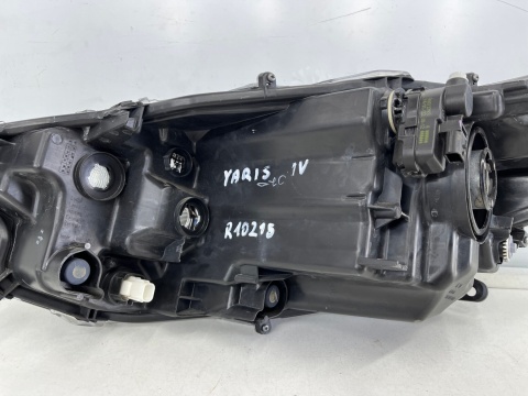 Lampa reflektor Toyota Yaris IV 4 19r.-> prawa przednia oryginał