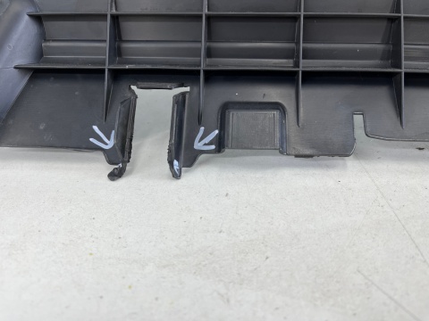 Osłona chłodnicy Mercedes W204 wlot powietrza kierownica C-klasa 07-14r. przedlift i lift a2045053430