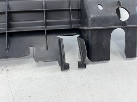 Osłona chłodnicy Mercedes W204 wlot powietrza kierownica C-klasa 07-14r. przedlift i lift a2045053430